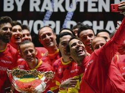 Rafa y sus compañeros en una placa para el recuerdo. AFP