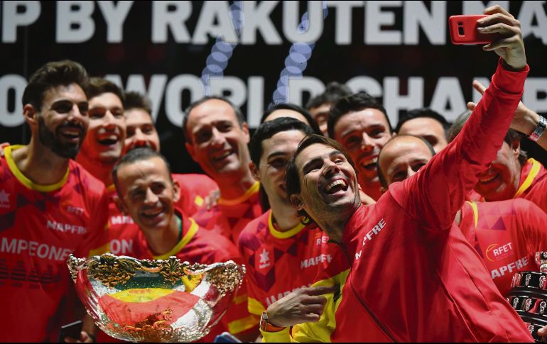Rafa y sus compañeros en una placa para el recuerdo. AFP