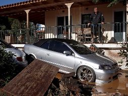 En Grecia, las autoridades informaron que dos personas murieron y cientos de hogares se inundaron luego de una tormenta nocturna que afectó áreas al oeste de Atenas. EFE / EPA / Y. Kolesidis