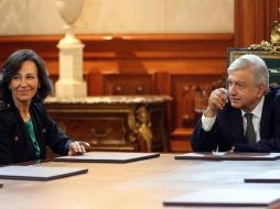 La presidenta del Banco Santander, Ana Botín (i), y el Presidente de México, Andrés Manuel López Obrador, durante su reunión en el despacho de Palacio Nacional. EFE/Presidencia