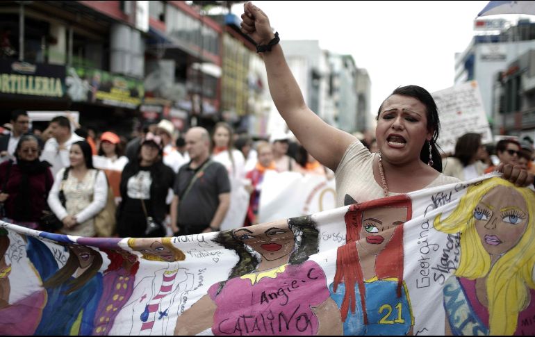 Cientos de personas marchan este lunes por las principales avenidas de San Juan, en Costa Rica. EFE/J. Arguedas
