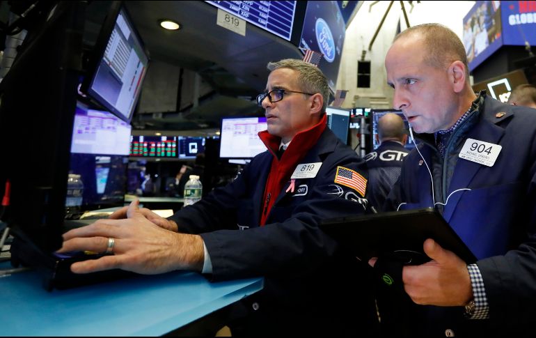 Varias emisoras reaccionaron a informes de acuerdos favorecedores, lo que acabó por impulsar a los indicadores. AP/R. Drew