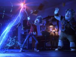 En el filme, dirigido por Dan Scanlon, los hermanos solo tendrán 24 horas para completar el hechizo para poder conocer a su papá. ESPECIAL / Pixar Animation Studios