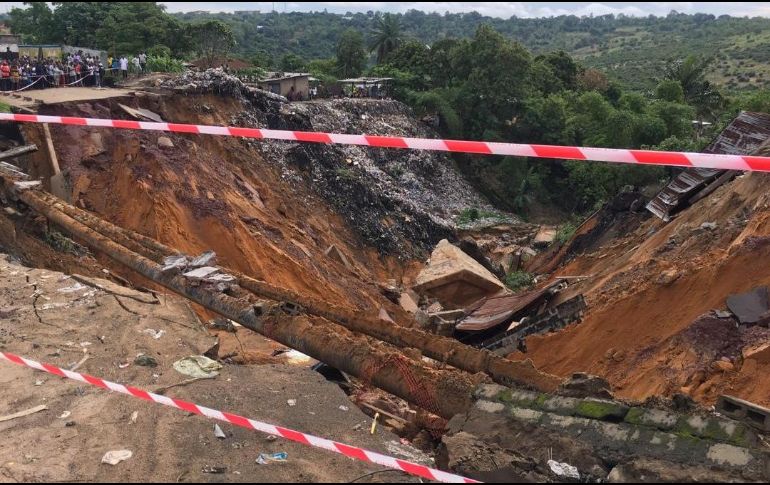 Vista de una carretera dañada por los recientes deslaves ocasionados por las tormentas. AP/M. Kalombo