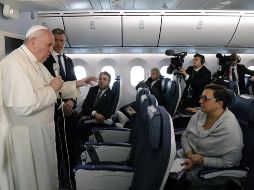 El Papa Francisco habla con cerca de 70 periodistas que lo acompañaron durante su viaje por Tailandia y Japón. EFE/R. Casilli