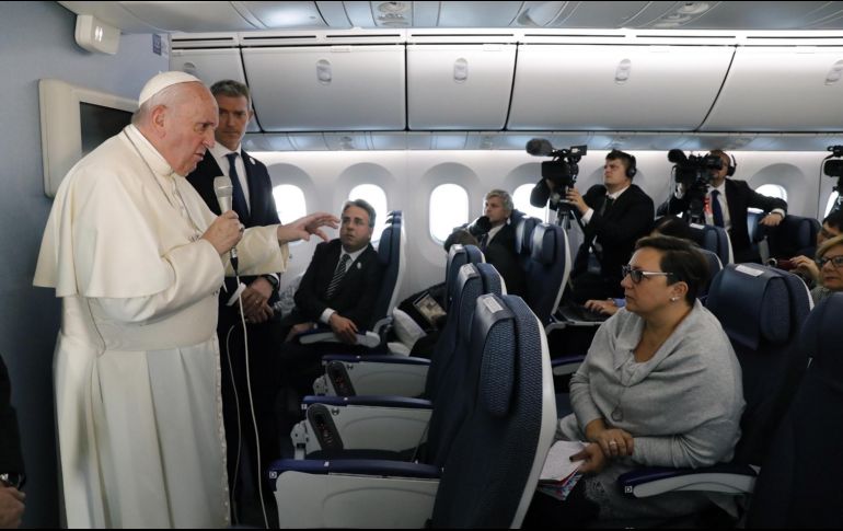 El Papa Francisco habla con cerca de 70 periodistas que lo acompañaron durante su viaje por Tailandia y Japón. EFE/R. Casilli