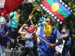 Grupos de personas pertenecientes a distintas gremios, sindicatos y organizaciones sociales participan en una marcha durante la huelga general este martes en Santiago. EFE/E. González