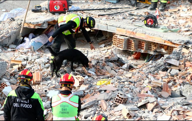 Aún no se dispone de estimaciones sobre el número de personas que siguen atrapadas, y la cifra de muertos podría aumentar. AP / H. Pustina