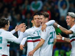 De color blanco, la playera presenta las líneas de la marca alemana Adidas sobre los hombros y dos franjas horizontales en las mangas en los colores verde (del lado derecho) y rojo (del lado izquierdo). IMAGO7