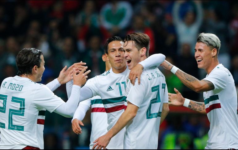 De color blanco, la playera presenta las líneas de la marca alemana Adidas sobre los hombros y dos franjas horizontales en las mangas en los colores verde (del lado derecho) y rojo (del lado izquierdo). IMAGO7