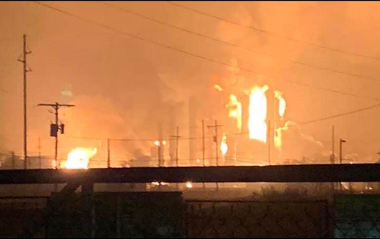 El equipo de bomberos evacuó a los habitantes de al menos 1.6 kilómetros a la redonda. AFP/ ARCHIVO