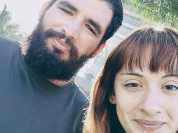 Steven Velásquez y su pareja Alexis Granados ofrecen el servicio de hacer la fila a aquellos compradores que no quieren hacerlo en el Black Friday. Alexis Granados