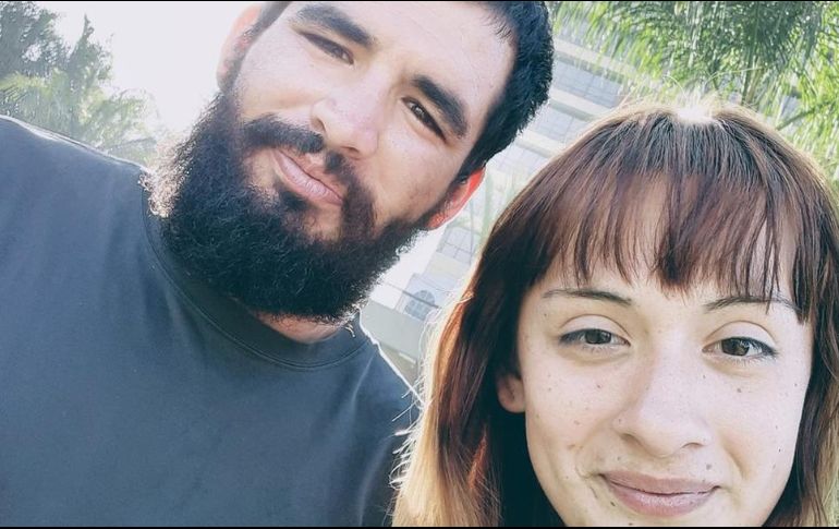Steven Velásquez y su pareja Alexis Granados ofrecen el servicio de hacer la fila a aquellos compradores que no quieren hacerlo en el Black Friday. Alexis Granados