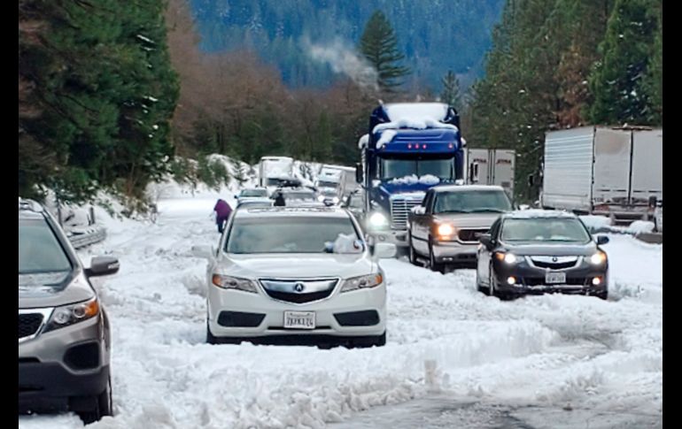 Vehículos quedan varados hoy en el tráfico en la autopista interestatal 5, cerca de Dunsmuir, en California.  AP/Caltrans
