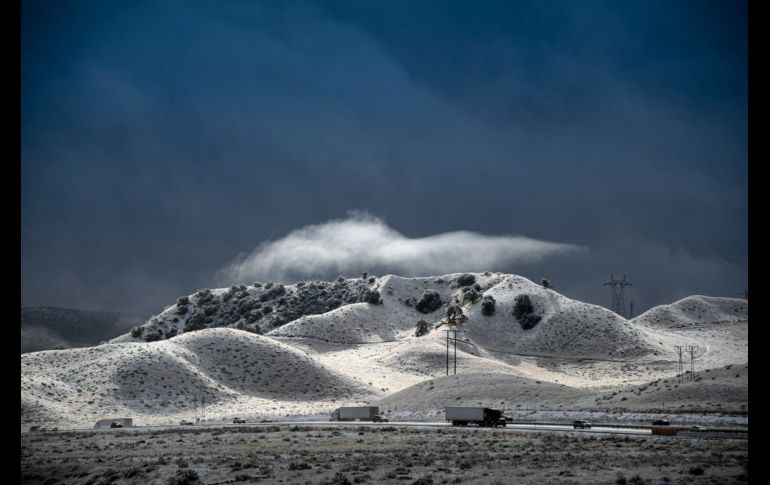 Máquinas quitanieve se desplegaron para despejar las autopistas en California. AP/The Orange County Register/D. Crane