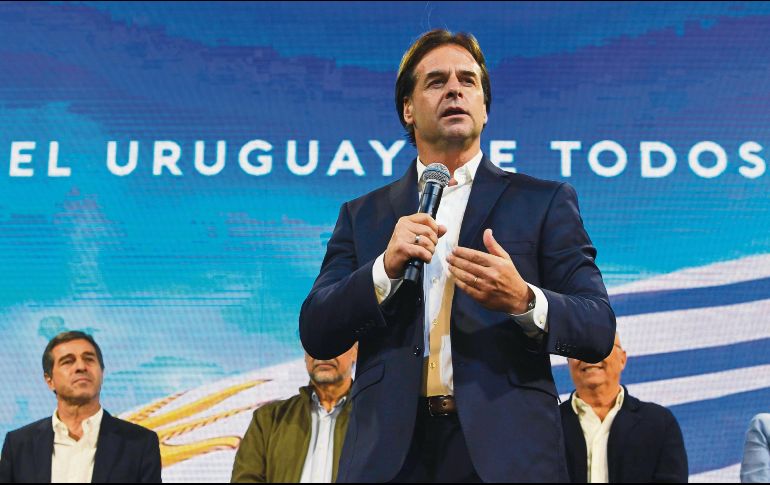 Lacalle Pou es el que lidera los conteos. AFP