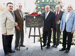 Cinco de los 12 empresarios fundadores de Plaza del Sol develan su placa de homenaje. EL INFORMADOR / A. Camacho