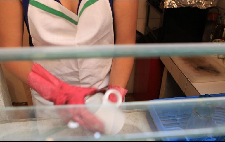 Los resultados muestran que cada persona participó en promedio con el equivalente a 42 mil 602 pesos anuales por sus labores domésticas y de cuidados. EL INFORMADOR / ARCHIVO