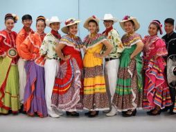El grupo de danzas folclóricas de la escuela se ha convertido en un símbolo de la comunidad.