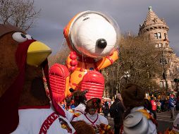 Un Snoopy astronauta fue de los principales personajes en la ruta de 3.2 kilómetros. AP/M. Lennihan