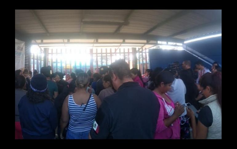 Los padres de familia se reunieron a las afueras de la escuela, ubicada en el fraccionamiento Los Cántaros. ESPECIAL