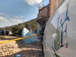 De acuerdo con policías, se recibió un reporte anónimo sobre silueta humana enterrada a las orillas de la calle. ESPECIAL