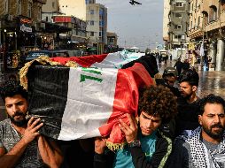 Miles de personas desafiaron el toque de queda y desfilaron en un cortejo fúnebre para enterrar a los muertos. AFP/H. Hamdani