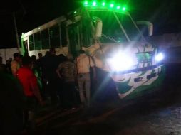 La menor permaneció debajo del camión por 25 minutos aproximadamente hasta que arribó una ambulancia de la Cruz Verde para llevarla a una clínica. ESPECIAL