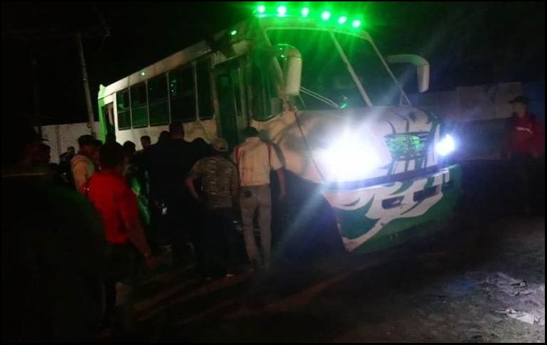 La menor permaneció debajo del camión por 25 minutos aproximadamente hasta que arribó una ambulancia de la Cruz Verde para llevarla a una clínica. ESPECIAL