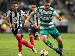 Celso Ortiz (i), de Rayados de Monterrey, disputa el balón con Julio Furch (d), de Santos Laguna, durante el encuentro de este jueves. EFE/M. Sierra