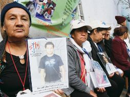 Mamás de los extranjeros de quienes se desconoce su paradero, ayer en la capital del país. NOTIMEX/R. Solís