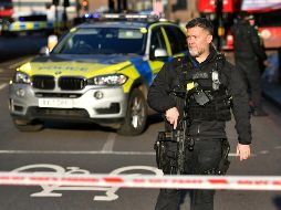 ''Estamos ocupándonos de un incidente en el London Bridge'', indicó un tuit de la Policía Metropolitana. AP / D. Lipinski