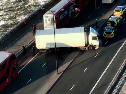 Policías rodean un camión que bloquea el Puente de Londres tras el ataque de este viernes en Londres- AP/Luke Poulton