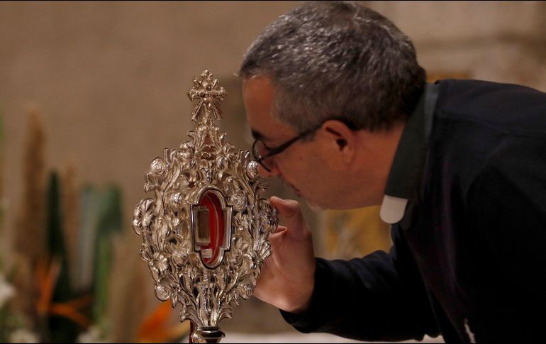 El Vaticano explica que el Papa Francisco devolvió la reliquia al custodio de los lugares religiosos católicos de Tierra Santa como un regalo. EFE / EPA / A. Safadi
