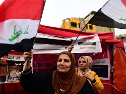 Iraquíes celebraron en Bagdad tras el anuncio de la renuncia del primer ministro. EFE/M. Lateef