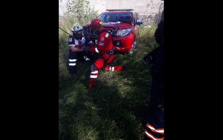 A la llegada de los rescatistas confirmaron el reporte tras encontrar a un hombre que yacía dentro del pozo sin moverse. ESPECIAL/