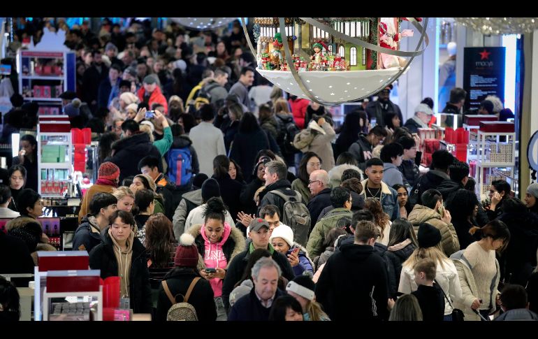 Algunas tiendas lucieron abarrotadas, como Macy's en Nueva York. AP/B. Matthews