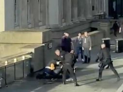 Policías rodean a un hombre tras el ataque en el Puente de Londres. El sospechoso fue abatido por agentes. AP/TWITTER@HLOBlog
