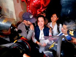 Bajo la aclamación de sus seguidores, que portaban banderas partidistas y globos color naranja, Keiko abandonó sonriente la cárcel. AFP/L. Gonzales