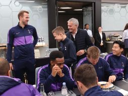 Mourinho invitó a Hynes a comer con el equipo, previo al duelo de este sábado ante el Bournemouth. TWITTER / @SpursOfficial