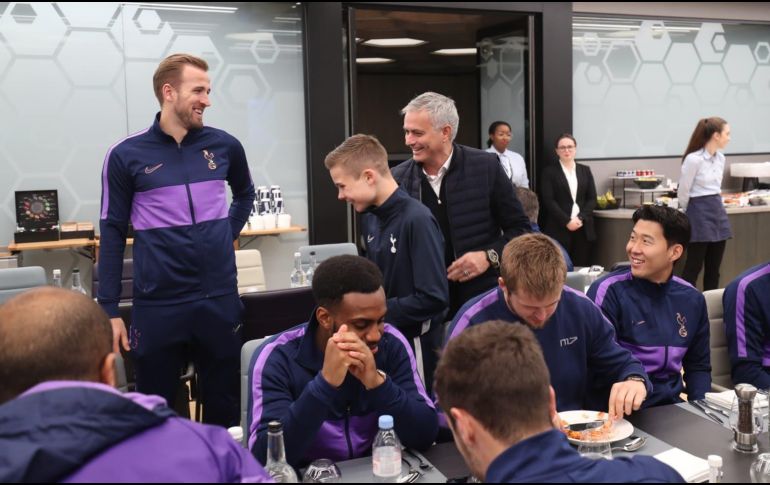 Mourinho invitó a Hynes a comer con el equipo, previo al duelo de este sábado ante el Bournemouth. TWITTER / @SpursOfficial