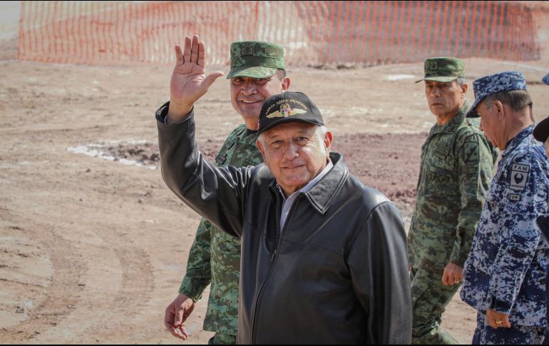 El Presidente supervisa los trabajos del aeropuerto Felipe Ángeles acompañado por el titular de la Sedena, Luis Cresencio Sandoval González y el gobernador del Estado de México, Alfredo del Mazo. NTX/G. Durán