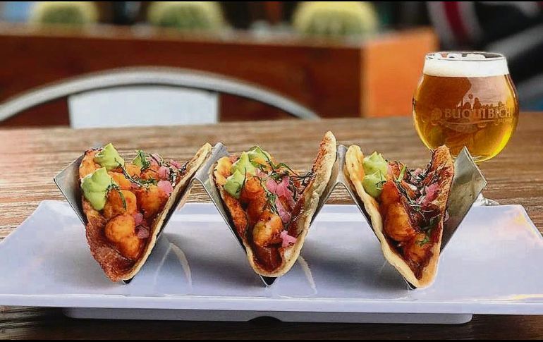 Tacos Volteados. Tortilla de maíz, costra de queso, camarón, tocino, crema chipotle, mousse de aguacate, cebolla morada curtida y cilantro fresco. Una caricia para la pancita. ESPECIAL