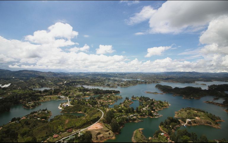 Desde arriba. Vista del embalse desde el punto más alto de la Piedra del Peñol. EL INFORMADOR / F. González