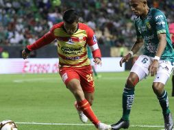 William Tesillo (d), del León, pelea por el balón con Aldo Rocha, (i) de Morelia, durante el partido de este sábado. EFE/L. Ramírez