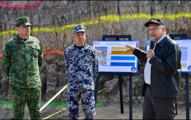 El Presidente publicó una imagen de su recorrido a las obras en Santa Lucía este sábado. TWITTER/@lopezobrador_