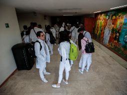 Hasta 80 horas es lo que dedica a la semana un estudiante de medicina a su preparación. ARCHIVO / EL INFORMADOR