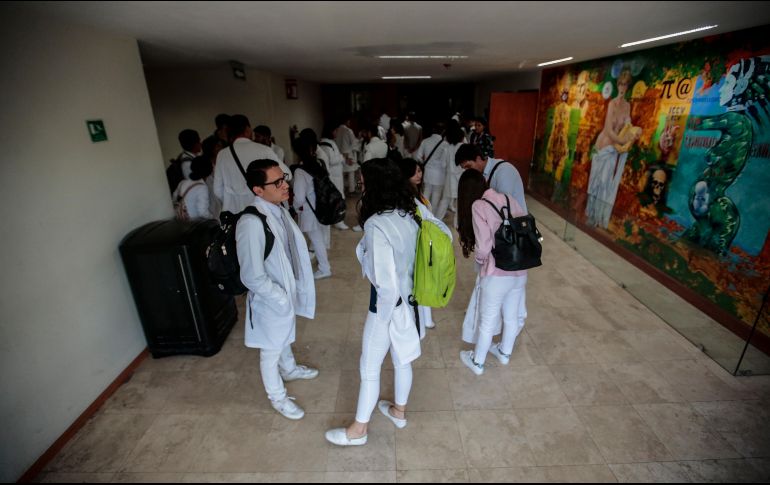 Hasta 80 horas es lo que dedica a la semana un estudiante de medicina a su preparación. ARCHIVO / EL INFORMADOR