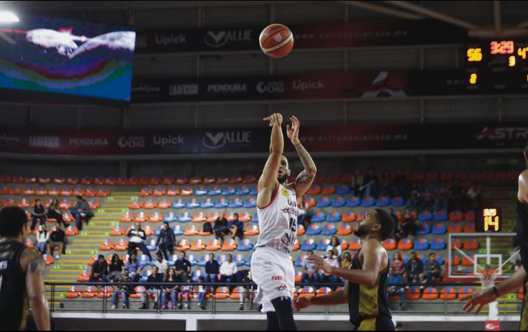 Con su victoria de ayer, la quinteta de Jalisco mantiene sus esperanzas de Postemporada. EL INFORMADOR / F. Atilano