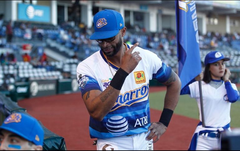 Henry Urrutia, al bat, fue clave para la victoria de Charros que se mantiene en lo más alto de la Liga Mexicana del Pacífico. EL INFORMADOR / A. Camacho
